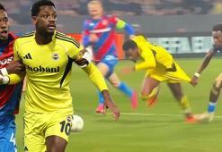 Jhon Duran'ı yaka paça indirdiler, hakemden skandal karar! Monitöre gitmesine rağmen penaltıyı vermedi