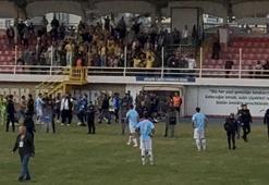 Bulvarspor taraftarları, Küçükçekmece Sinop Spor maçında sahaya girdi, arbede yaşandı