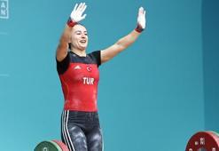 Milli halterci Aysel Özkan'dan Riyad'da 3 altın madalya