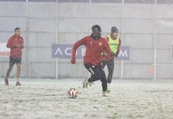 Sivas'a kış erken geldi, Sivasspor kar altında çalıştı