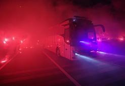 A Milli Futbol Takımı, meşaleler eşliğinde stada girdi