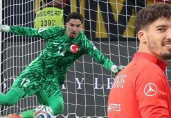 İngiltere'de gece yarısı Altay Bayındır isyanı! İspanyolları dumura uğrattı, Manchester United taraftarı çıldırdı...