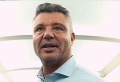 Fenerbahçe Başkanı Sadettin Saran, Rize dönüşü uçakta futbolcuları tebrik etti