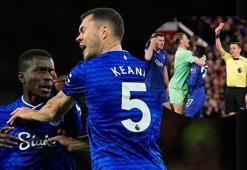 Manchester United-Everton maçında flaş olay! Takım arkadaşına tokat attı, kırmızı kart gördü