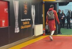 Ismail Jakobs, stattan ayak bileği sargılı ayrıldı