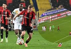 Eyüpspor-Gaziantep FK maçında inanılmaz an! Kavga esnasında gol
