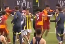 U19 derbisinde ortalık karıştı! Yumruk yumruğa kavga...