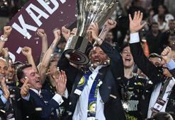 Fenerbahçe Opet kupasını aldı!