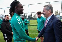 Vali Doğan'dan Sakaryaspor antrenmanına ziyaret: "Doğru destekle iyi yerlere gelebileceğimize inanıyoruz