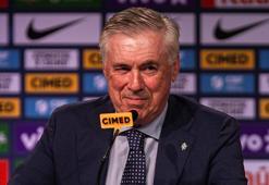 Carlo Ancelotti imzayı atıyor