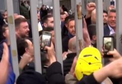 Fenerbahçe Başkanı Sadettin Saran, stat önünde bekleyen taraftarları selamladı