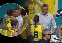 Fenerbahçe Başkanı Sadettin Saran sahaya inerek takımını kutladı