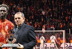 Galatasaray taraftarından Dursun Özbek tepkisi: Bayo attı, 'yönetim istifa' sesleri yükseldi