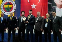 Fenerbahçe Divan Kurulu Toplantısı'nda Ali Şen'e 50. yıl plaketi verildi