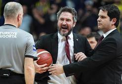 'Hakem üçlüsü, maçı katletti!' Pozzecco derbide atıldı, Galatasaray'dan sert açıklama geldi