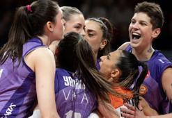 Eczacıbaşı Dynavit beş setlik maçta Galatasaray Daikin'i mağlup etti