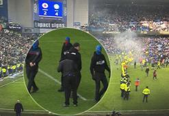 Rangers - Celtic derbisinde holiganlardan maskeli saha işgali! Korku dolu anlar...