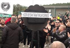 Kocaelispor taraftarları, TFF önüne siyah çelenk bıraktı