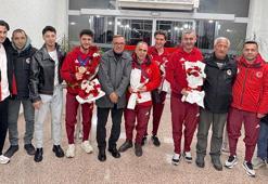 Türk spor tarihine geçen Furkan Akar, Erzurum'da çiçeklerle karşılandı