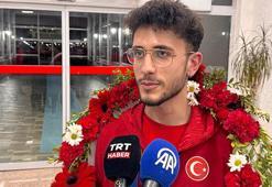 Türk spor tarihine geçti, madalyasını annesinin boynuna taktı! Furkan Akar' Erzurum'da çiçekli karşılama