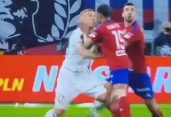 Ne yaptın Podolski!? Yumruk attı, kırmızı kart gördü