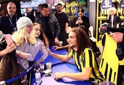 Fenerbahçeli futbolcular Guendouzi, Nene ve Cherif, taraftarlarla buluştu
