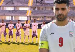 Sahaya okul çantasıyla çıktılar; İranlı futbolcular kaybedilen çocukları unutmadı