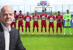 FIFA Başkanı Infantıno’nun izlediği maçta, İran Milli Takımı sahaya öldürülen çocukların fotoğraflarıyla çıktı