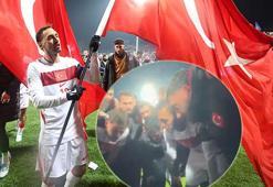 Maç sonu çılgın sevinç! Hakan Çalhanoğlu takımı topladı, tarihi konuşmayı yaptı