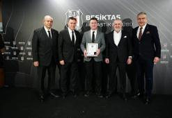 Beşiktaş'ta 25 yılını dolduran üyeler onurlandırıldı