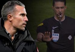 Robin van Persie çılgına döndü! Türk asıllı hakeme sert tepki: İnanılmaz