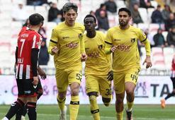 (ÖZET) İstanbulspor Sivas'ta 3 puanı 3 golle aldı... Sivasspor - İstanbulspor maç sonucu 1-3