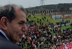 Dursun Özbek, takımı desteklemek için Kemerburgaz'a gelen taraftarları selamladı.