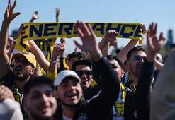 Fenerbahçeli taraftarlar, derbi için Rams Park'a doğru hareket etti