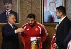 Avrupa şampiyonasında 11 madalya: Milli güreşçiler, Bakan Bak'ı ziyaret etti