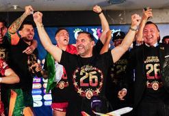 Galatasaraylı futbolculardan şampiyonluk sonrası basın toplantısı baskını!
