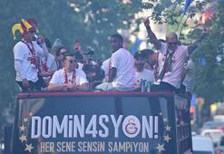 Galatasaraylı futbolcular, şampiyonluk kutlamaları için RAMS Park'a hareket etti