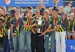 Fenerbahçe Kadın Futbol Takımı, şampiyonluk kupasını Kadıköy'de kaldırdı