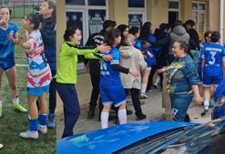 Kadın futbol takımı oyuncularının birbirlerine girdiği maçta 5 kırmızı kart çıktı