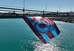 Türkiye Kupası Şampiyonu Trabzonspor'un bayrağı İstanbul Boğazı'nda