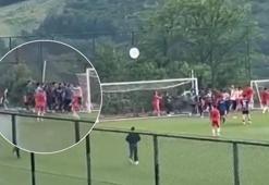 Sahanın karıştığı amatör maçta futbolcular birbirine girdi