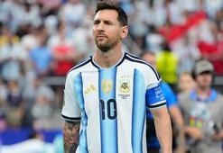 Arjantinli taraftarlar Lionel Messi'nin tarihe geçişini çılgınca kutladı