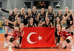 U-18 Voleybol Takımı set vermeden kazandı