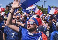 Fransız taraftarlar Paraguay maçı öncesi stada akın etti