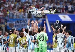 Arjantinli futbolcular Mısır galibiyetini Lionel Messi'yi havaya fırlatarak kutladı