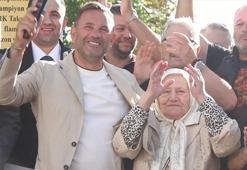 Okan Buruk ve annesi Zehra Buruk, Galatasaraylı taraftarlara üçlü çektirdi
