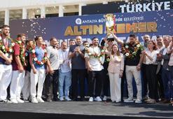 Kırkpınar başpehlivanı Erkan Taş'a Antalya'da coşkulu karşılama