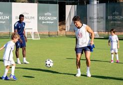 Arda Güler'den minik futbolcuların antrenmanına sürpriz ziyaret