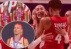 İstiklal Marşı sırasında Filenin Sultanları duygulandı! VNL şampiyonluğu sonrası dikkat çeken anlar