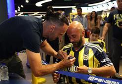 Vedat Muriqi imza gününde Fenerbahçeli taraftarlarla buluştu